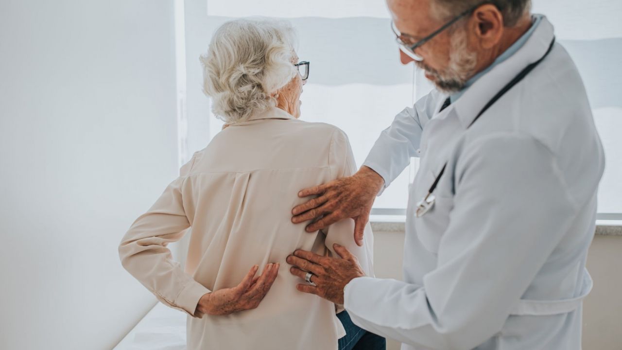 Médico atendendo idosa com queixa de dor na lombar